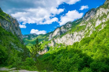 Karadağ - 29 Mayıs 2017: pitoresk yol geçtiği dağlar ve kanyonlar Karadağ