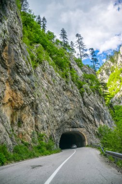 Karadağ, Zabljak - 29 Mayıs 2017: Karadağ dağ yollarda araba ile seyahat turistler