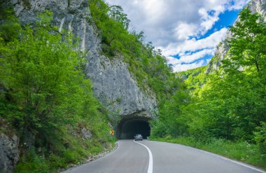 Karadağ, Zabljak - 29 Mayıs 2017: Karadağ dağ yollarda araba ile seyahat turistler