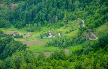 Gölge Dağları'nın köye kuzeyinde Karadağ üzerinde sürünür.