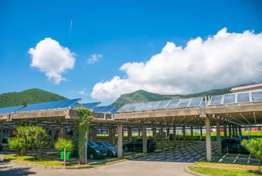 Karadağ, Budva - Mayıs 30/2017: güneş panelleri santral topraklarında altında çalışanlar park etmiş arabaların.