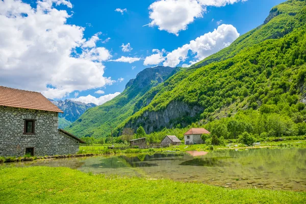 Ünlü görünümünü Ali Paşa Prokletije Dağları yakınında yaylar.