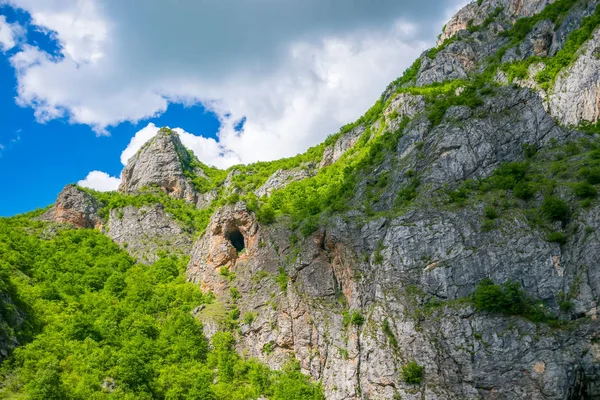 2017年5月29日 风景如画的道路穿过黑山的山脉和峡谷 — 图库照片