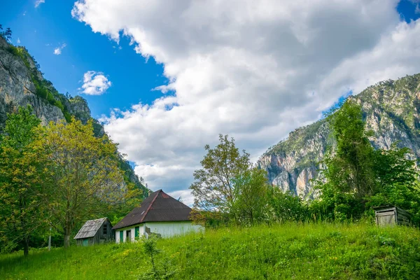 Kleines Dorf Inmitten Schneebedeckter Berge — Stockfoto