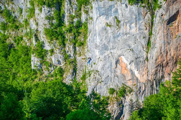 Karadağ - 29 Mayıs 2017: turist Zipline Tara Kanyon Nehri üzerinde sürme