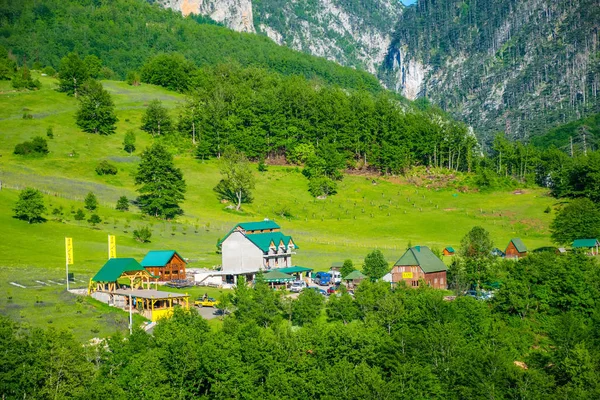 Montenegro Mayo 2017 Turistas Cabalgando Zipline Través Del Cañón Del — Foto de Stock