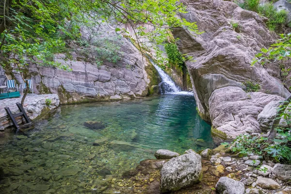 Kleiner Malerischer Wasserfall Grüner Berglagune — Stockfoto