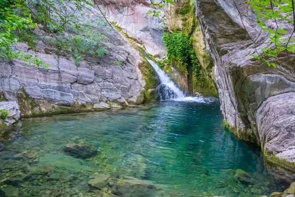 yeşil dağ lagün küçük pitoresk şelale