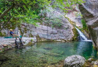 Karadağ - 30 Mayıs 2017: turist sayısı küçük pitoresk şelale zevk.