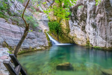 yeşil dağ lagün küçük pitoresk şelale