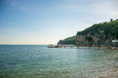 Karadağ, Budva - 30 Mayıs 2017: iskeleden Adriyatik Denizi atlama turist.