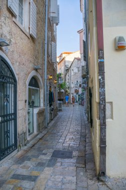 Karadağ, Kotor - 31 Mayıs 2017: eski şehrin eski sokaklarında yürüyen turist.