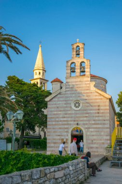 Karadağ, Kotor - 31 Mayıs 2017: eski şehrin eski sokaklarında yürüyen turist.