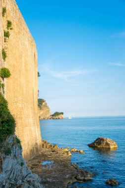 günbatımı ışınlarının Island'da geçmiş beyaz yat yelken.