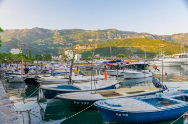 Karadağ, Budva - 30 Mayıs 2017: balıkçılar ve yatçılar kendi damarları iskeledeki gece için palamarla.