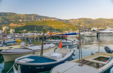 Karadağ, Budva - 30 Mayıs 2017: balıkçılar ve yatçılar kendi damarları iskeledeki gece için palamarla.