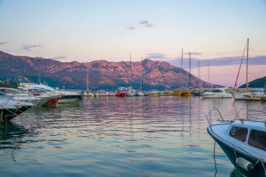 Karadağ, Budva - 30 Mayıs 2017: balıkçılar ve yatçılar kendi damarları iskeledeki gece için palamarla.