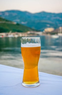 bardak deniz kenarında Restoran masada lezzetli hafif bira.