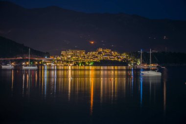 Karadağ, Budva - 02 Haziran 2017: gece parlayan şehir doğal görünümünü