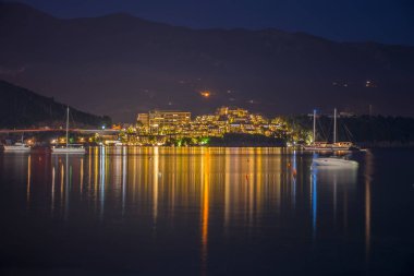 Karadağ, Budva - 02 Haziran 2017: gece parlayan şehir doğal görünümünü