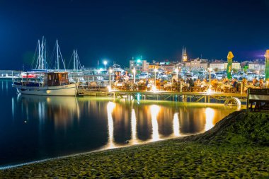 Karadağ, Budva - 02 Haziran 2017: gece parlayan şehir doğal görünümünü