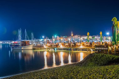 Karadağ, Budva - 02 Haziran 2017: gece parlayan şehir doğal görünümünü