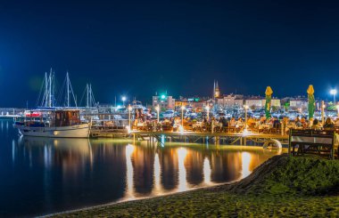 Karadağ, Budva - 02 Haziran 2017: gece parlayan şehir doğal görünümünü