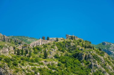 Dağ yamacında antik Boko-Kotor kale