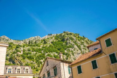 Dağ yamacında antik Boko-Kotor kale