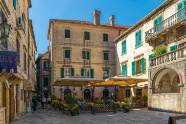 Karadağ, Kotor - 31 Mayıs 2017: eski şehrin eski sokaklarında yürüyen turist.