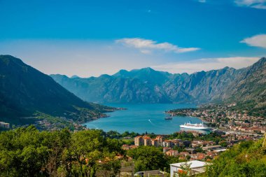 Eski Kotor şehir ve Boka Kotorska defne Dağı'nın tepesinden manzarayı