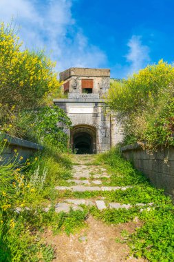 Yüksek dağlarda Kotor Şehir antik kale yukarıda 