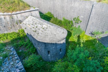 Yüksek dağlarda Kotor Şehir antik kale yukarıda 