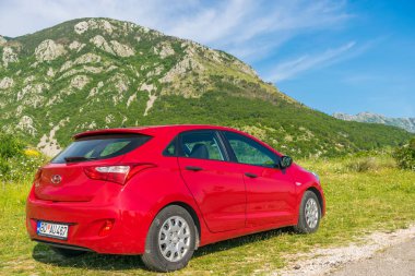 Karadağ - 31 Mayıs 2017: serpentine gezi için yol üzerinde turistler tarafından Park kırmızı araba