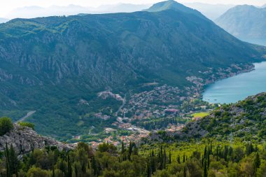 Eski Kotor şehir ve Boka Kotorska defne Dağı'nın tepesinden manzarayı