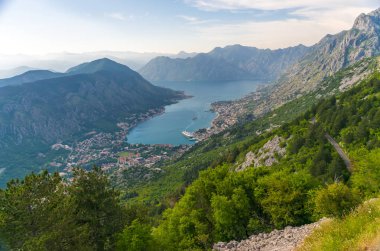 Eski Kotor şehir ve Boka Kotorska defne Dağı'nın tepesinden manzarayı