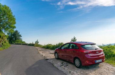 Karadağ - 31 Mayıs 2017: serpentine gezi için yol üzerinde turistler tarafından Park kırmızı araba