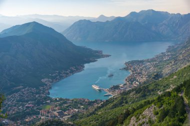 Eski Kotor şehir ve Boka Kotorska defne Dağı'nın tepesinden manzarayı
