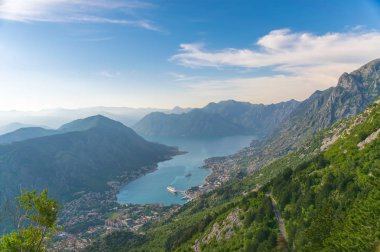 Eski Kotor şehir ve Boka Kotorska defne Dağı'nın tepesinden manzarayı