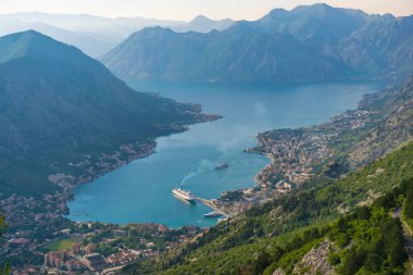 Eski Kotor şehir ve Boka Kotorska defne Dağı'nın tepesinden manzarayı