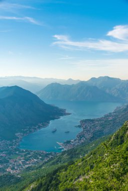 Eski Kotor şehir ve Boka Kotorska defne Dağı'nın tepesinden manzarayı