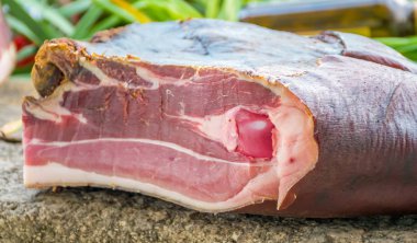 adam prshut Ulusal Karadağ çanak keser.