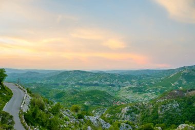 dağın tepesine giden asfalt yol.