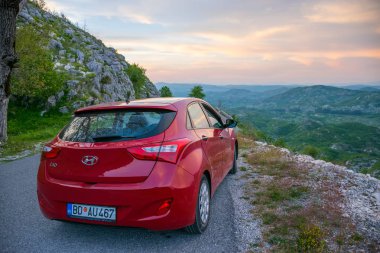 Karadağ - 31 Mayıs 2017: serpentine gezi için yol üzerinde turistler tarafından Park kırmızı araba