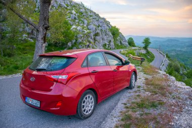 Karadağ - 31 Mayıs 2017: serpentine gezi için yol üzerinde turistler tarafından Park kırmızı araba