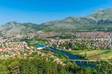 Trebin doğal görünümünü yükseklikten, antik tapınak Hercegovachka-Gracanica