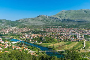 Trebin doğal görünümünü yükseklikten, antik tapınak Hercegovachka-Gracanica