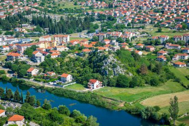 Trebin doğal görünümünü yükseklikten, antik tapınak Hercegovachka-Gracanica