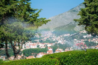 dağın tepesine pitoresk görünümden uzak köyüne.