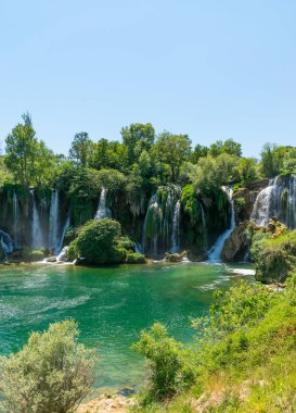Pitoresk şelale Kravice Milli Parkı'nda Bosna ve Hersek'teki doğal görünümü